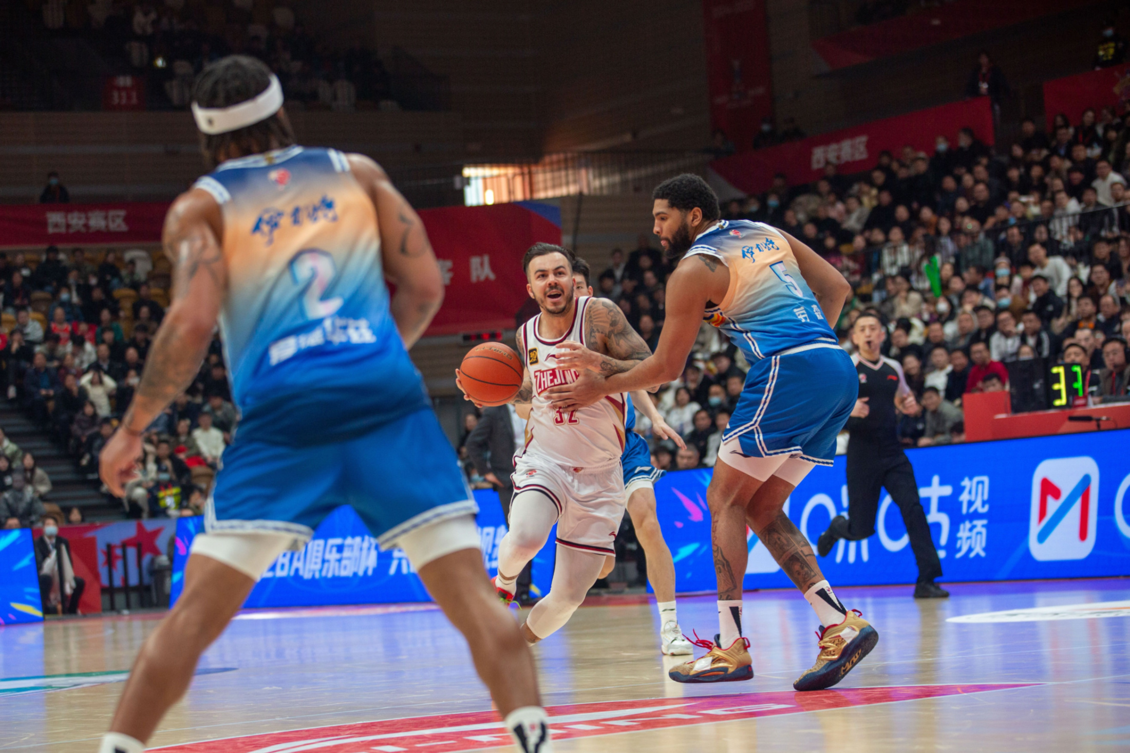 新疆队完胜篮网,福克斯带队取胜 新疆队完胜篮网,福克斯带队取胜