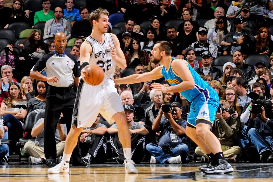 爱游戏官方入口-马刺完胜骑士，浓眉哥带队取胜