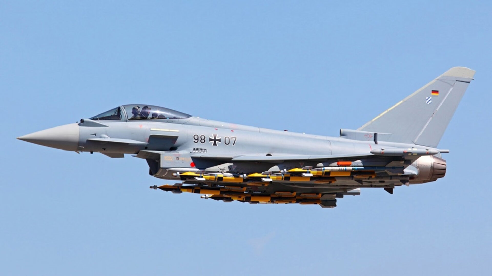 冰火双燃，F1赛季轰鸣启幕，克罗地亚战车碾过苏格兰荆棘