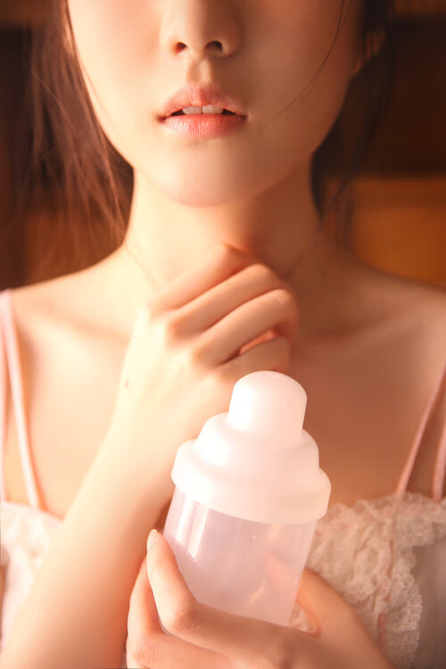 F1新赛季揭幕战之夜，萨卡闪耀赛道，谱写全场焦点传奇