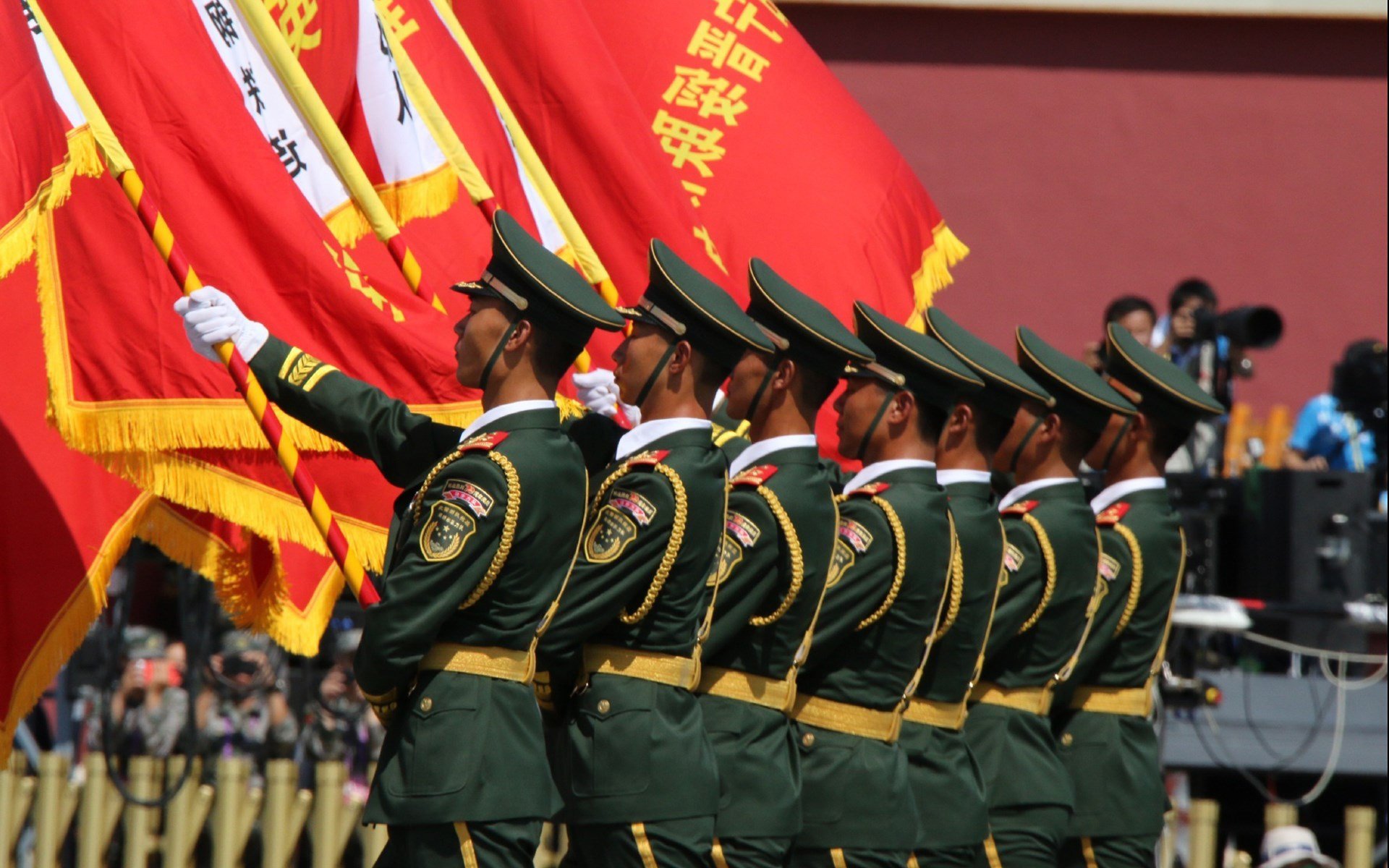 爱游戏大厅-2026世界杯G组焦点战，英格兰险胜美国，梅西导演逆转，替补奇兵一球成名